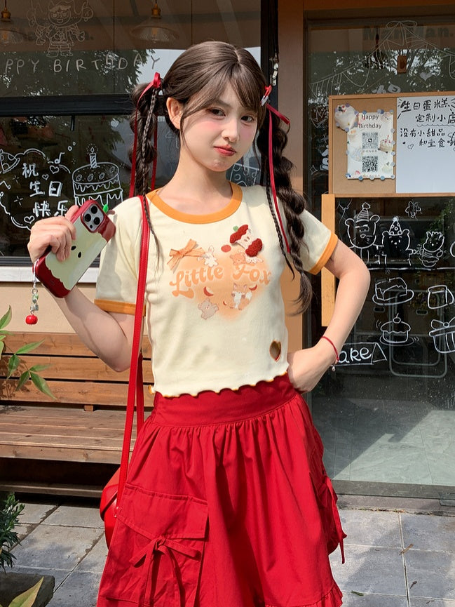 黄色の漫画動物プリントハートカットアウトショートバージョンTシャツ、アップルブローチ付き