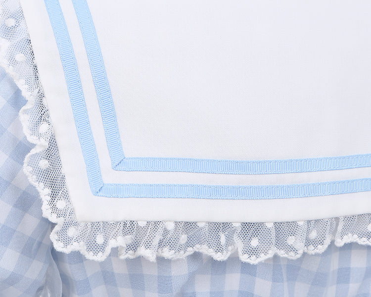 Hellblauer Matrosenkragen, weiße Gänseblümchen, kariertes süßes Kleid mit Schleifendetails
