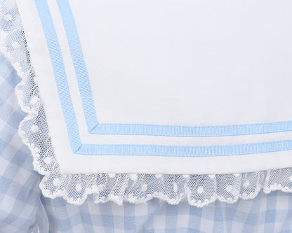 Hellblauer Matrosenkragen, weiße Gänseblümchen, kariertes süßes Kleid mit Schleifendetails