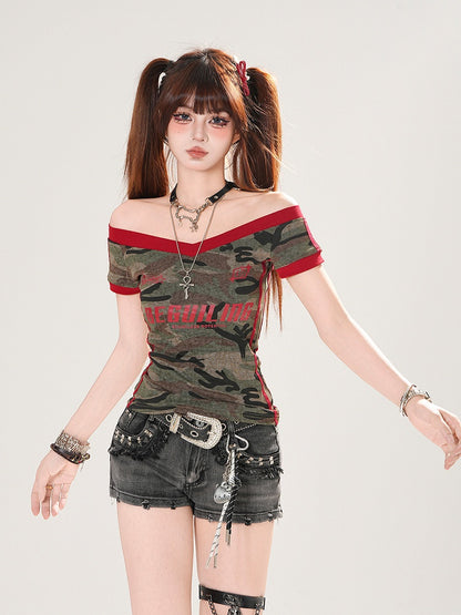 Schwarze, tief sitzende Distressed-Jeansshorts mit Gürtel und Nietendetails und Schnalle