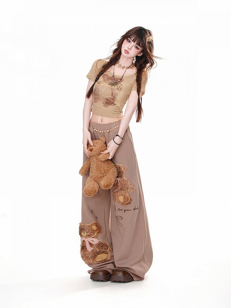 Braune, lockere Hose mit weitem Bein und Teddybär-Schleifendetail aus Plüsch