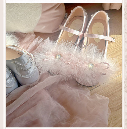 Hellrosa Mary Janes mit Feder-Strassschleife oben und Perlenkette