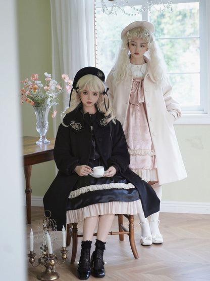 ブラックの繊細な花柄ラウンドフラットカラーウールコート