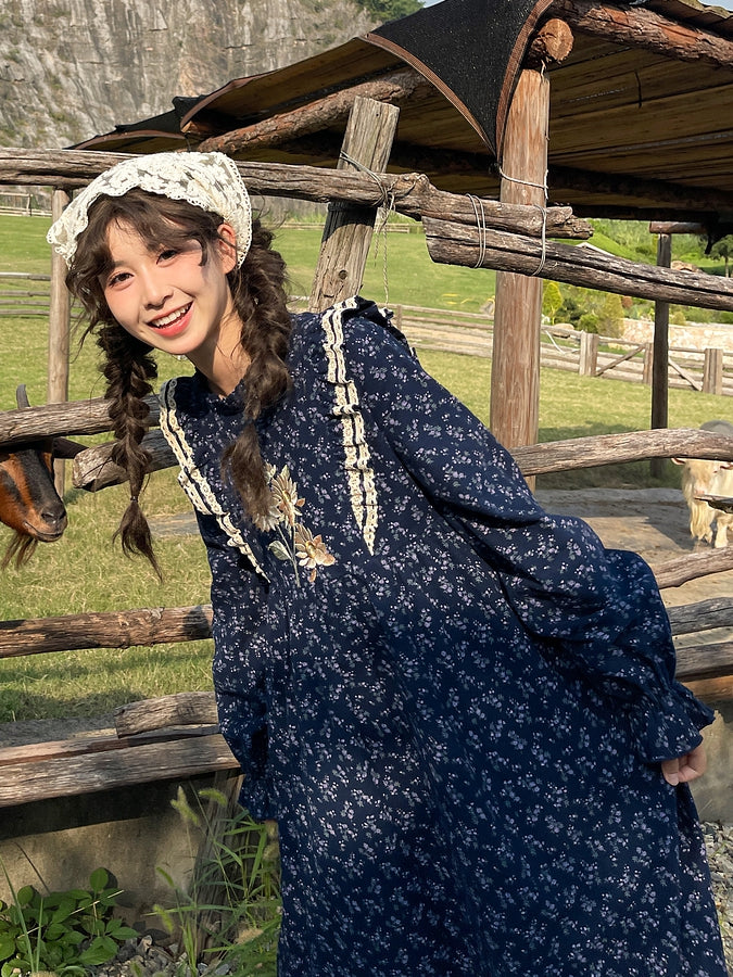 Dunkelblaues Mori Kei Blumenkleid mit Rüschenausschnitt und Blumenmuster