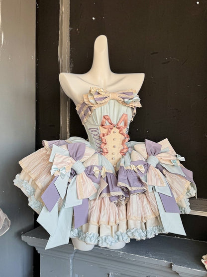 Lila Schleifenrock, große Schnürung, baskische Taille, gestufte Rüschen, süßes Lolita-Kleid und mit Blau auf