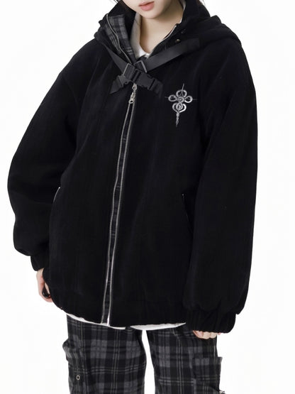 Schwarze Kapuzenjacke mit Schlangenmuster und überkreuzten Schnallenriemen