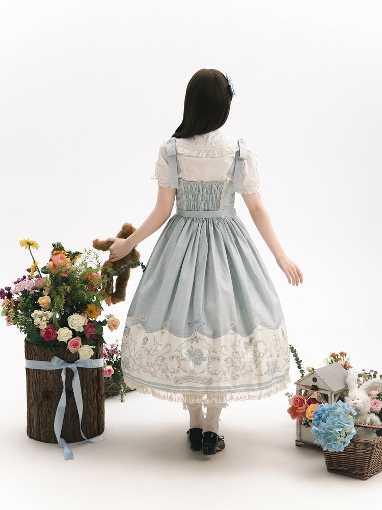Lolita-Rock und blau bedruckter Pullover mit Blumenmeise