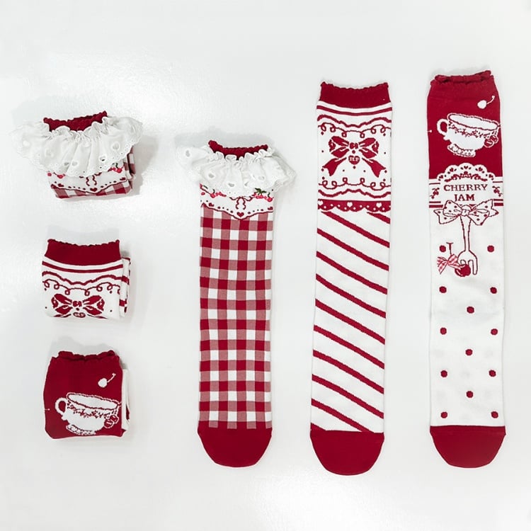 Rote süße karierte Socken mit gestreiftem Tupfenmuster