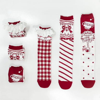 Rote süße karierte Socken mit gestreiftem Tupfenmuster