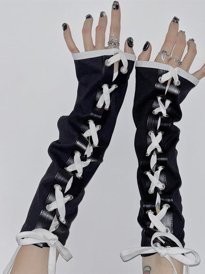 Selbstbindende schwarz-weiße, überkreuzte Träger im Y2K-Design