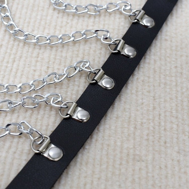 チェーンと黒のベルト、チェスト、ウエスト、サイバーパンク