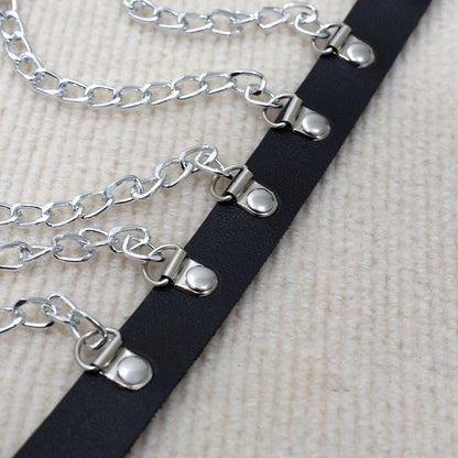 チェーンと黒のベルト、チェスト、ウエスト、サイバーパンク