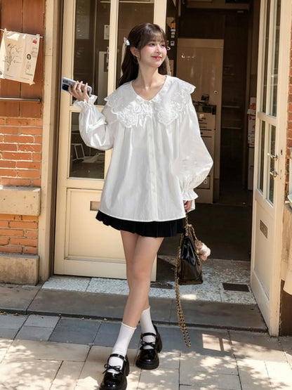 ホワイトのオーバーサイズレースカラー、フリル袖口、ゆったりブラウス