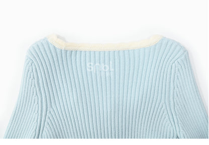 Blaues, schmal geschnittenes Strickoberteil mit Rundhalsausschnitt und Schleifendetails