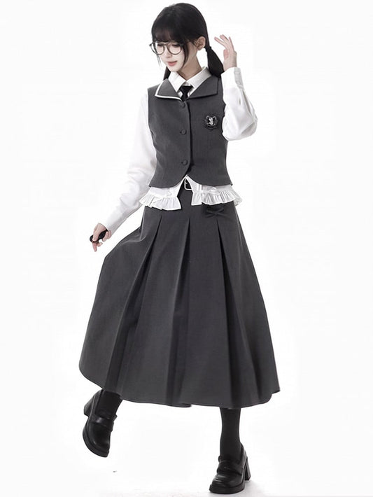 Dunkelgrauer langer Rock mit Spitzenbesatz und Kellerfalten und Schnallengürtel