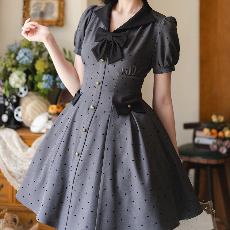 ブラックグレーのパフダークドレスの袖の小さなハート型パターンのファッションレトロ