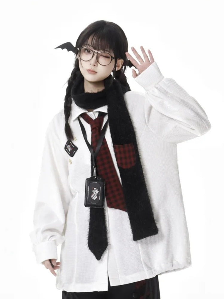 Grauer Schal mit rotem Karomuster