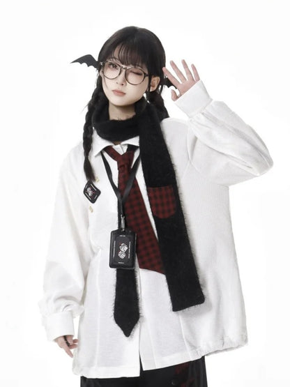 Grauer Schal mit rotem Karomuster