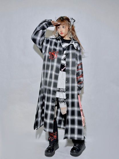 Schwarz-graues Hemd mit Kätzchen- und Panda-Anstecknadelkette und weißem, langem Strickcardigan mit Gehirn