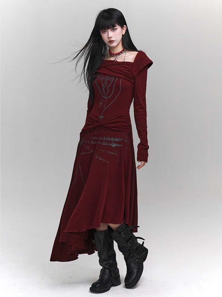 Weinrotes Cross-Kleid mit asymmetrischem Ausschnitt und Saum mit Twist-Detail