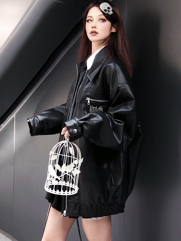 パンクなブラックメタル文字があしらわれたモトジャケット