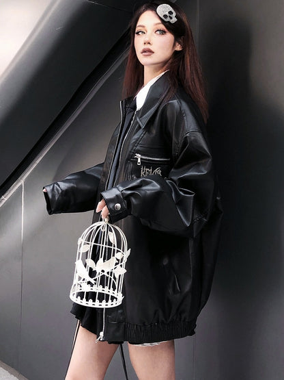 パンクなブラックメタル文字があしらわれたモトジャケット