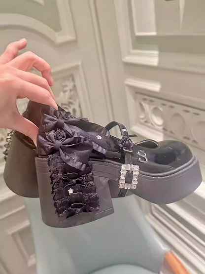 光沢のあるブラックのラインストーンバックルボウとフローラルブロックヒールのメリージェーン