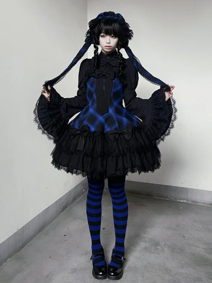 ブルーのチェック柄、黒のリボンで飾られた二重裾のゴシックロリータジャンパースカート
