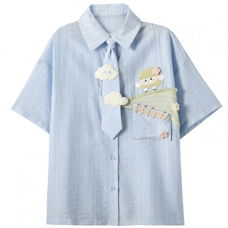 ラムライトブルーシャツネクタイ夢刺繍かわいい雲で飾られています