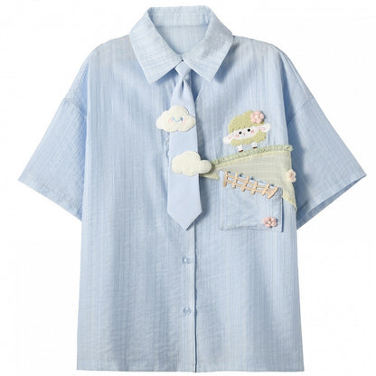 ラムライトブルーシャツネクタイ夢刺繍かわいい雲で飾られています