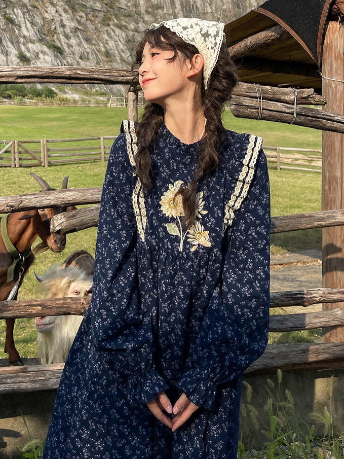 Dunkelblaues Mori Kei Blumenkleid mit Rüschenausschnitt und Blumenmuster