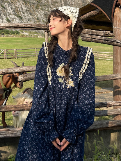 Dunkelblaues Mori Kei Blumenkleid mit Rüschenausschnitt und Blumenmuster