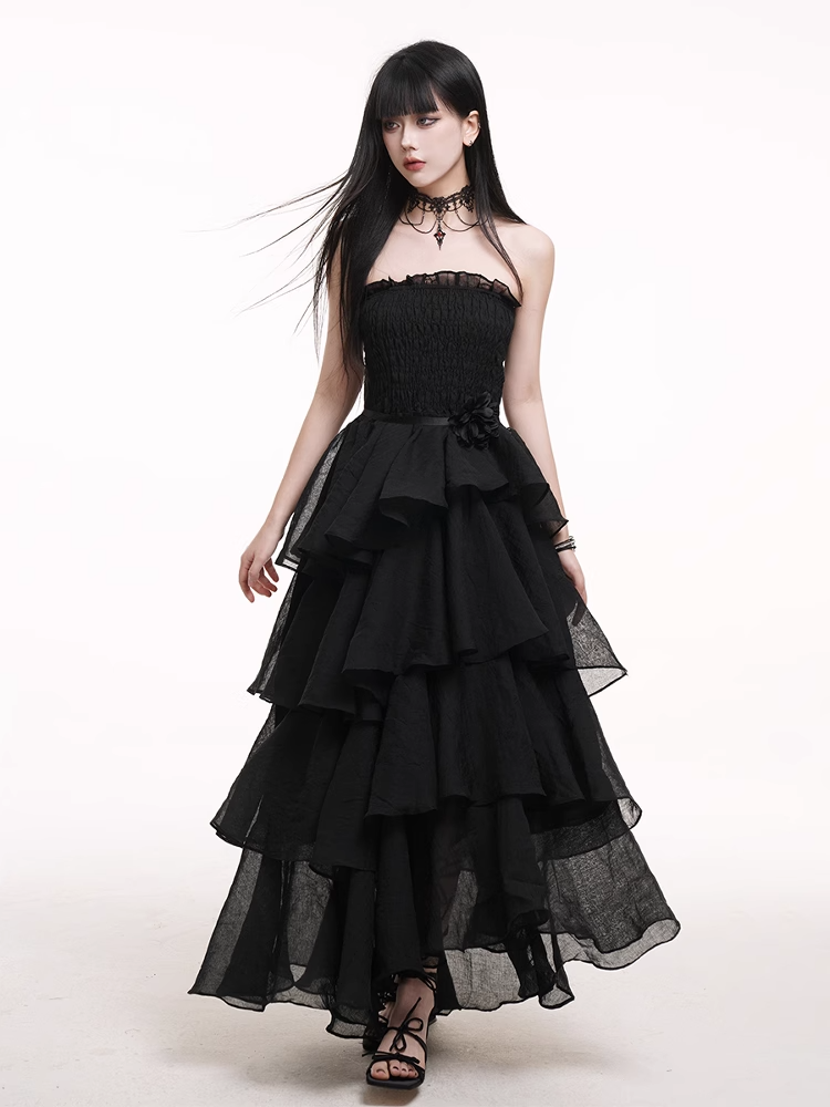 Schwarzes Ballkleid mit hoher Taille und Stufenrock aus Netzstoff