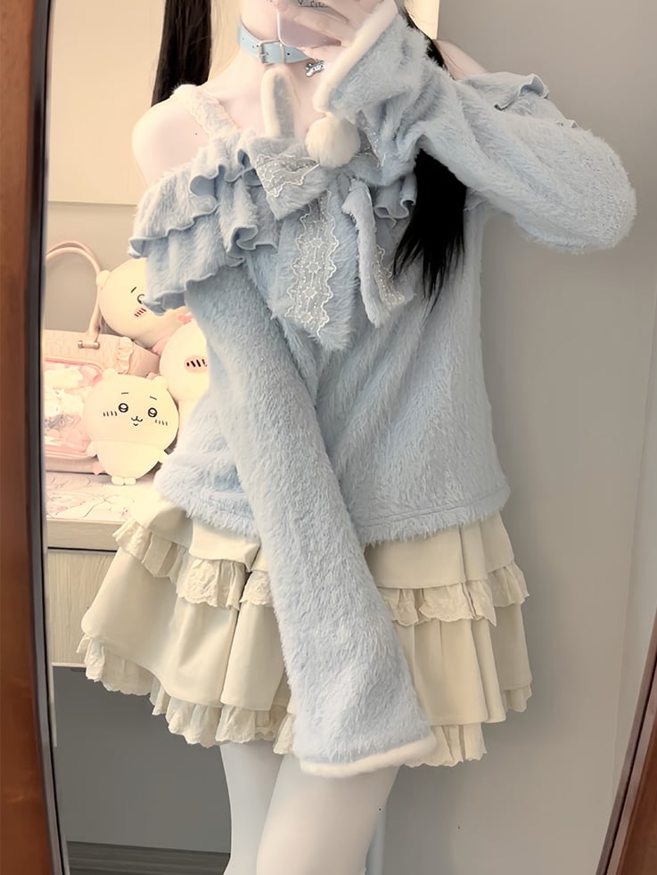 Blauer Rüschenpullover mit weißem Stufenrock und Hasenohren-Schleife