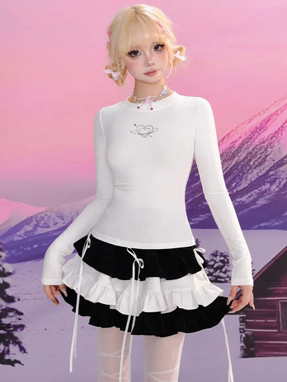 Weißes, schmal geschnittenes Langarm-Top mit Rundhalsausschnitt und Herz-Print