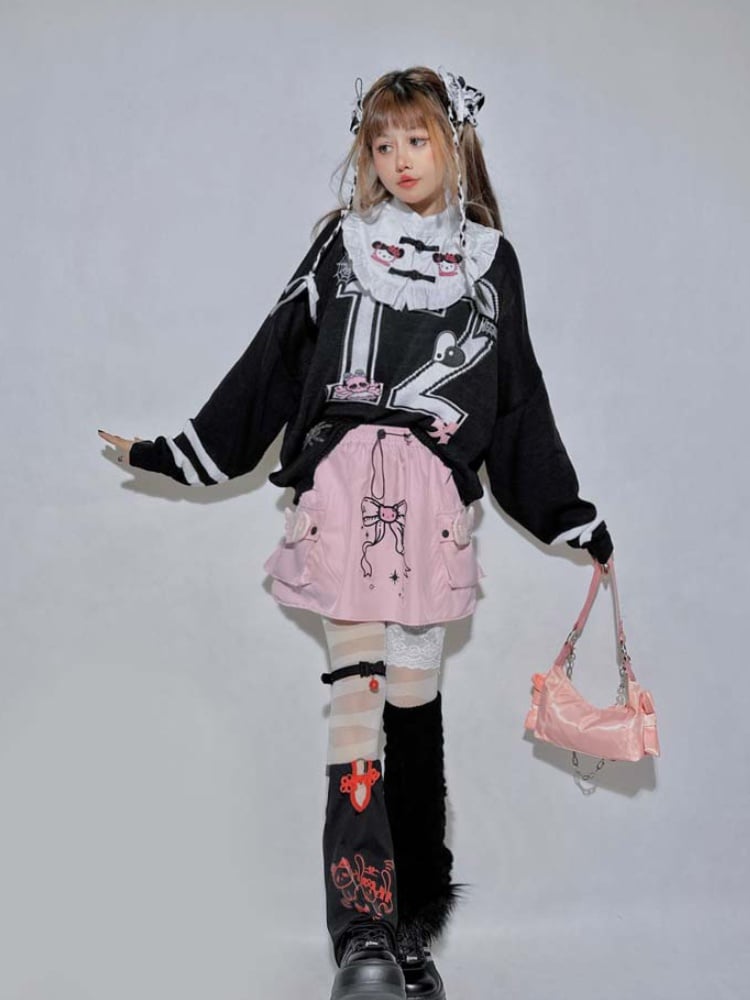 Schwarzes Oversize-Top mit Kitty-Spinnen- und Kreuz-Skelett-Applikationen