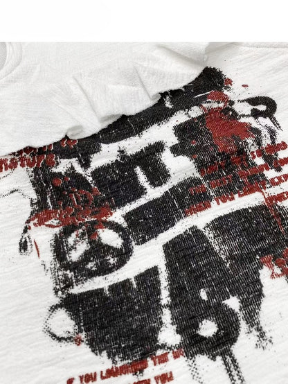 ネックラインプリントのホワイトグラマラスレターアシンメトリートップスとキャミソールヘム