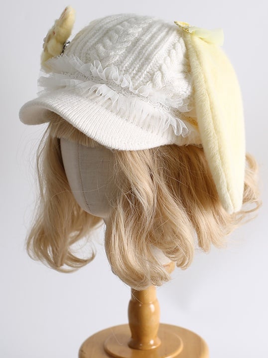 クリームイエローのかわいいウサギ耳ベレー帽とウサギのぬいぐるみ