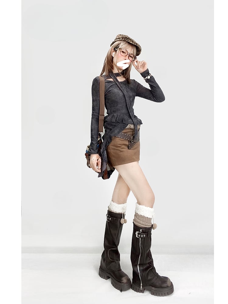 Schwarzes Top mit asymmetrischem Volantsaum und Schal