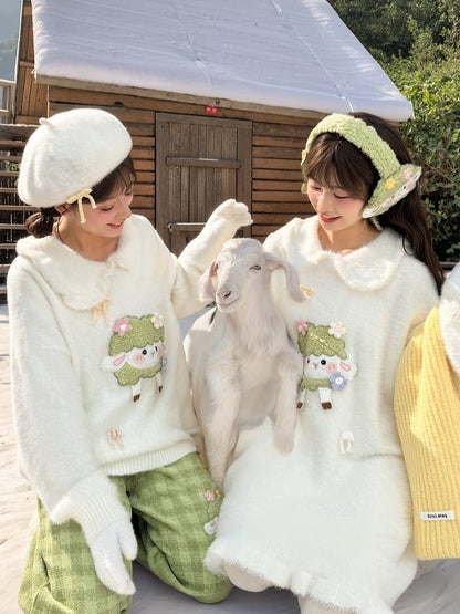 Süßes weißes Strickkleid mit Peter-Pan-Kragen und Lamm-Applikation