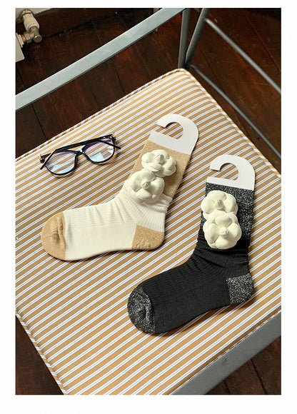 Abnehmbare Kalbssocken in Kamelie-Weiß/Schwarz, dekorativ