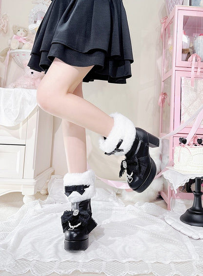 Jirai Kei – Mattschwarze Strass-Schleife oben – Plateau-High-Block-Absätze mit Plüschmanschette und Perlenkette