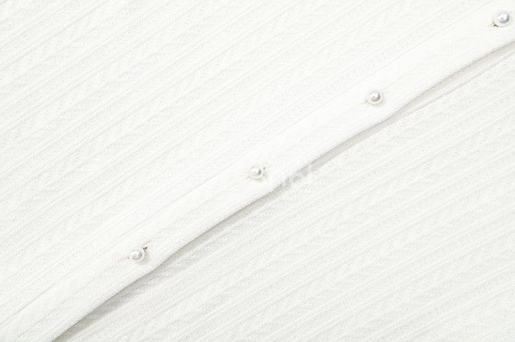 ホワイトのフリルネックラインブラウス