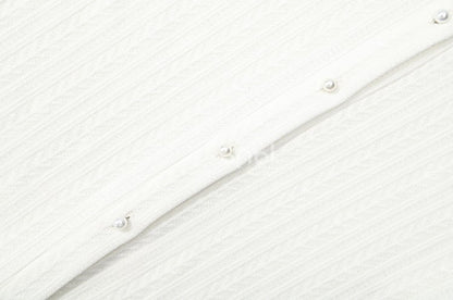 ホワイトのフリルネックラインブラウス