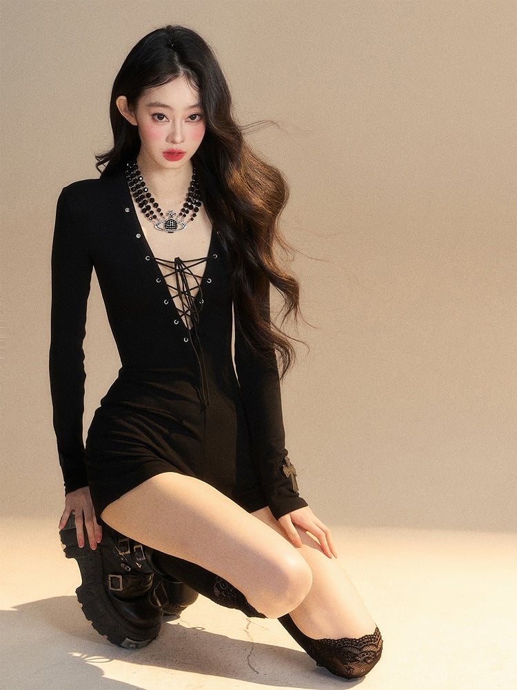 フロントディテールのレースアップジャンプスーツ。ブラックのプランジネックライン。スリムフィット。