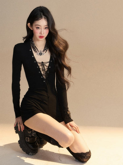 フロントディテールのレースアップジャンプスーツ。ブラックのプランジネックライン。スリムフィット。