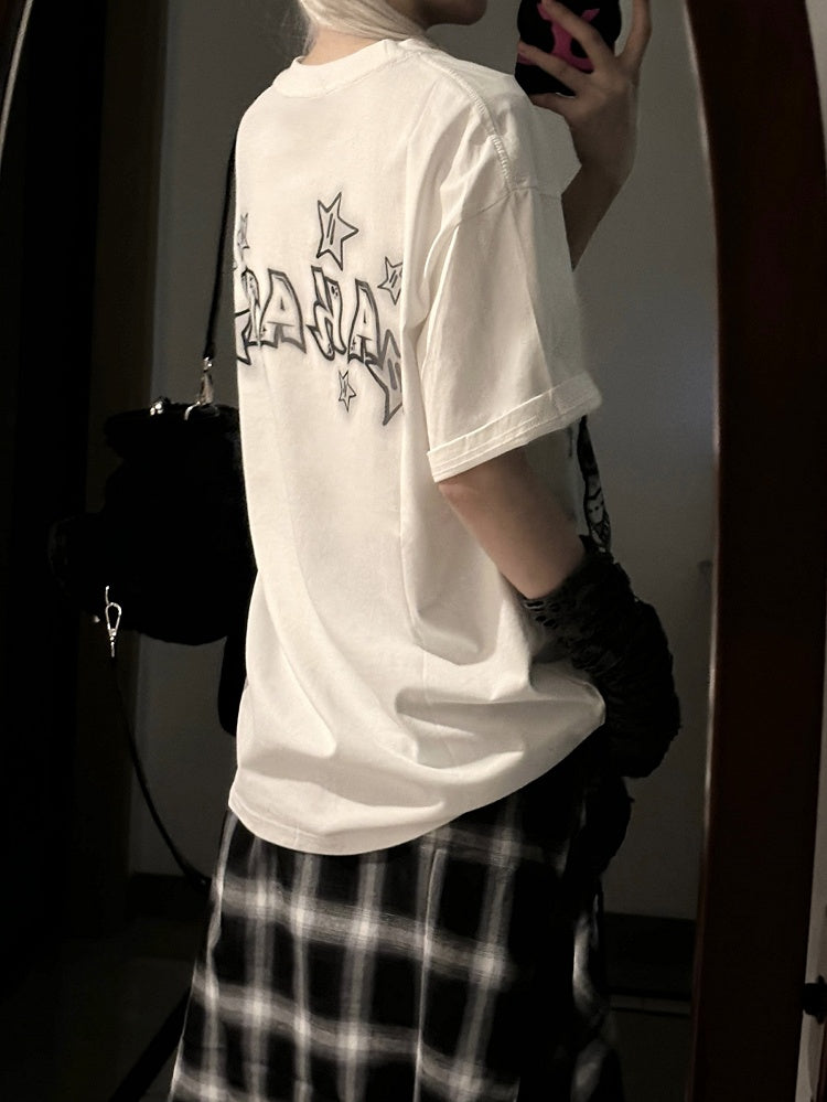 Locker sitzendes T-Shirt mit Anime-Charakter-Grafik – schmeichelhaft und stylisch in Weiß/Schwarz/Pink