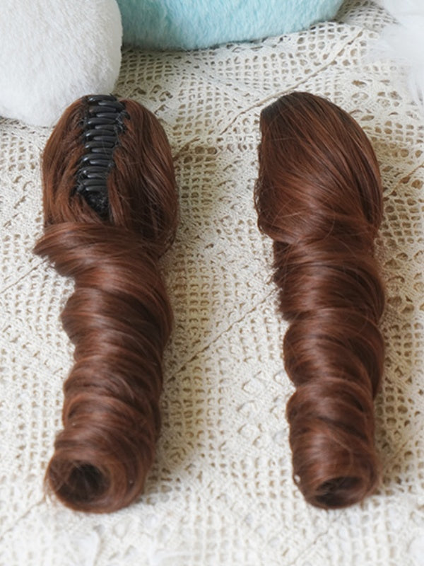 Karamellfarbene, gerade Perücke im Bob-Schnitt mit Pony und doppelten langen/kurzen Pferdeschwanz-Krallenclips