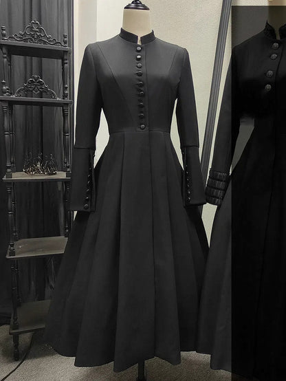 Schwarzer Mantel mit Stehkragen und langen Ärmeln