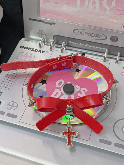 赤い蝶結びのディテールとクロスペンダントが付いたパンクチョーカー